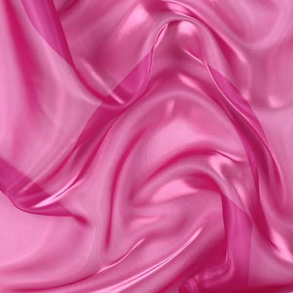 Dettaglio organza lucida fucsia - trasparenza e riflessi