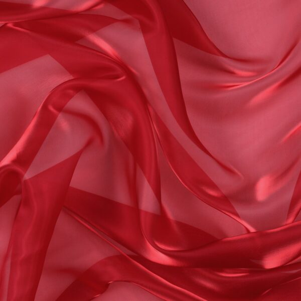 Dettaglio organza lucida rosso - trasparenza e riflessi