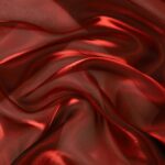 Dettaglio organza lucida rosso rubino - trasparenza e riflessi
