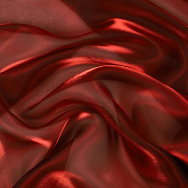 Dettaglio organza lucida rosso rubino - trasparenza e riflessi
