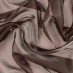 Dettaglio organza lucida marrone - trasparenza e riflessi